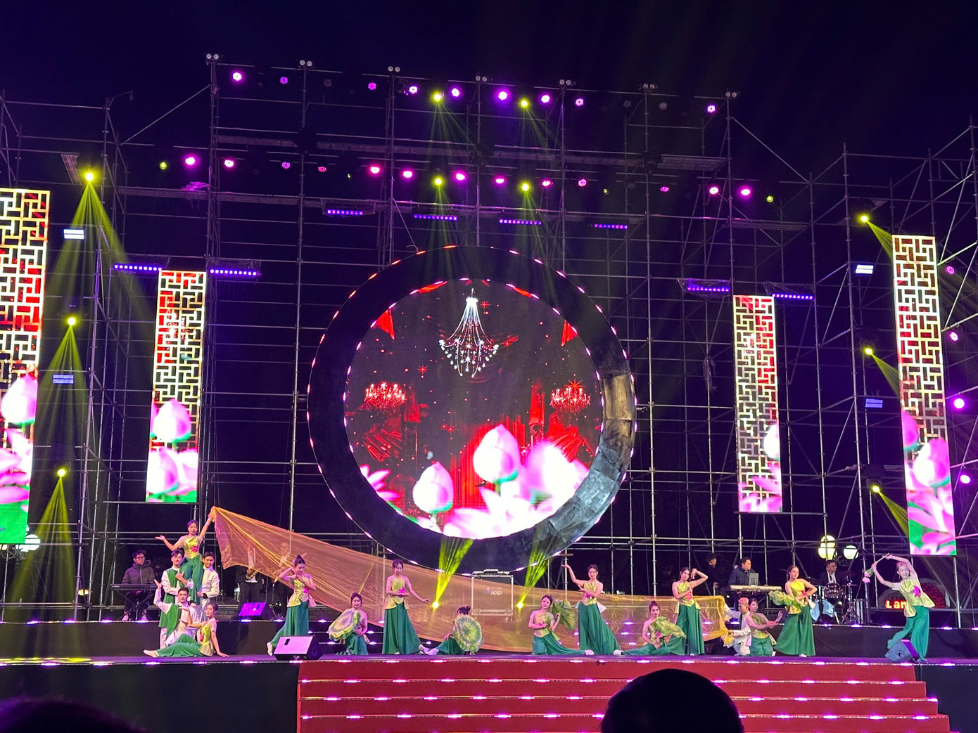 Các tiết mục nghệ thuật chào đón giao thừa tươi vui, phấn khởi. Các tiết mục nghệ thuật chào đón giao thừa tươi vui, phấn khởi.