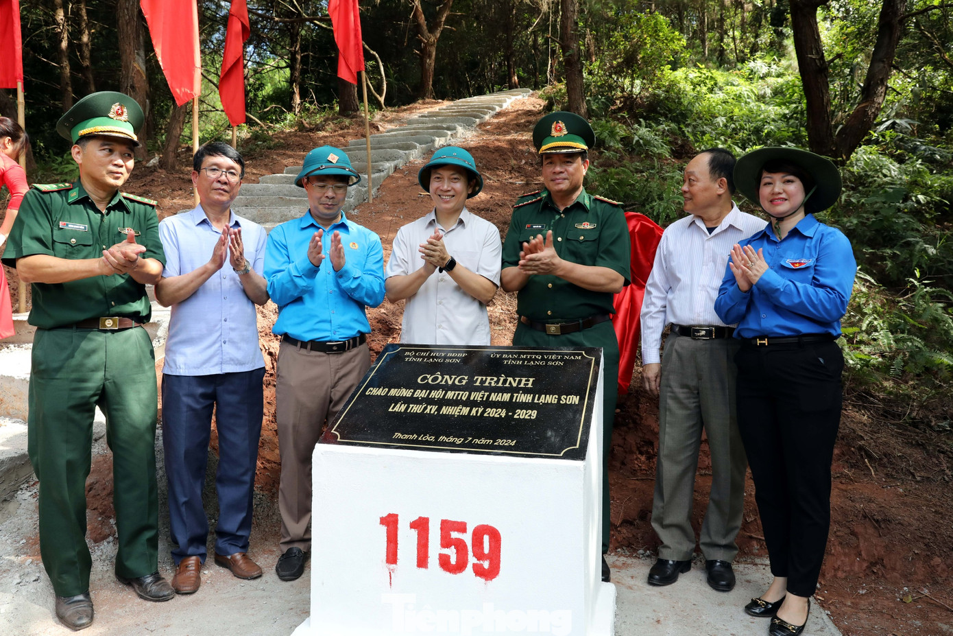 Các cơ quan, đơn vị hân hoan chào mừng công trình đường kiểm tra mốc 1159 hoàn thành đúng tiến độ, đảm bảo chất lượng. Ảnh: Duy Chiến