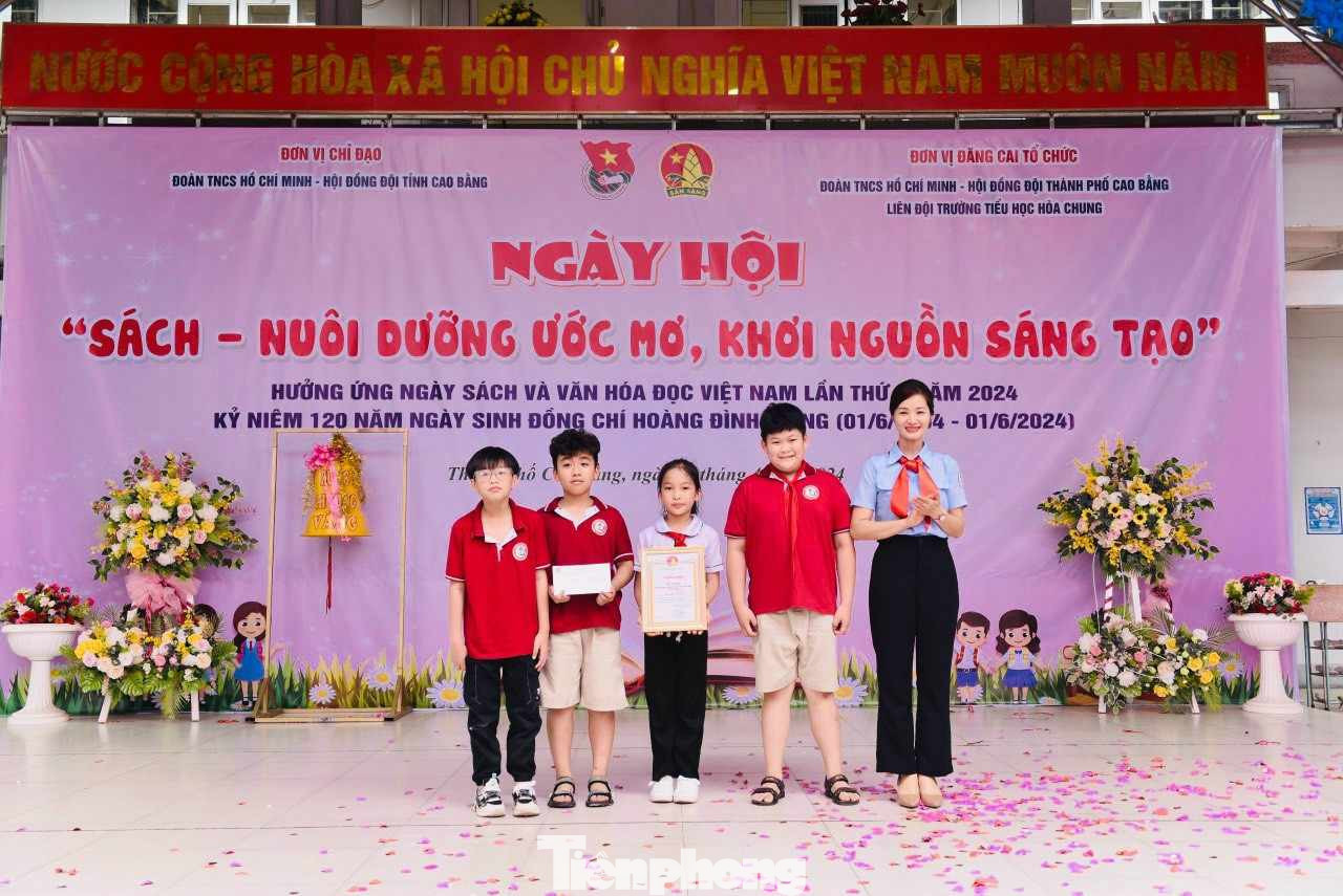 Tặng quà động viên, khích lệ cho những học sinh có thành tích xuất sắc.
