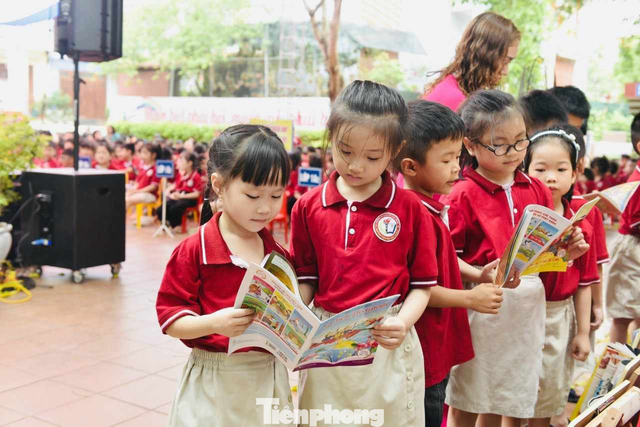 Các em thiếu nhi Cao Bằng thích thú với những cuốn sách hay, hấp dẫn.