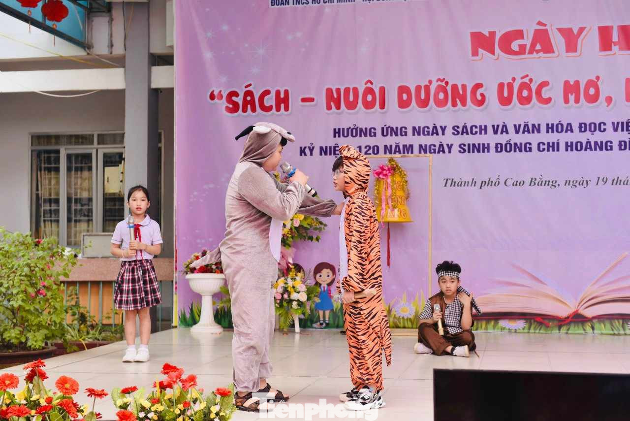 Các em thiếu niên, nhi đồng sân khấu hóa nội dung những cuốn sách yêu thích.