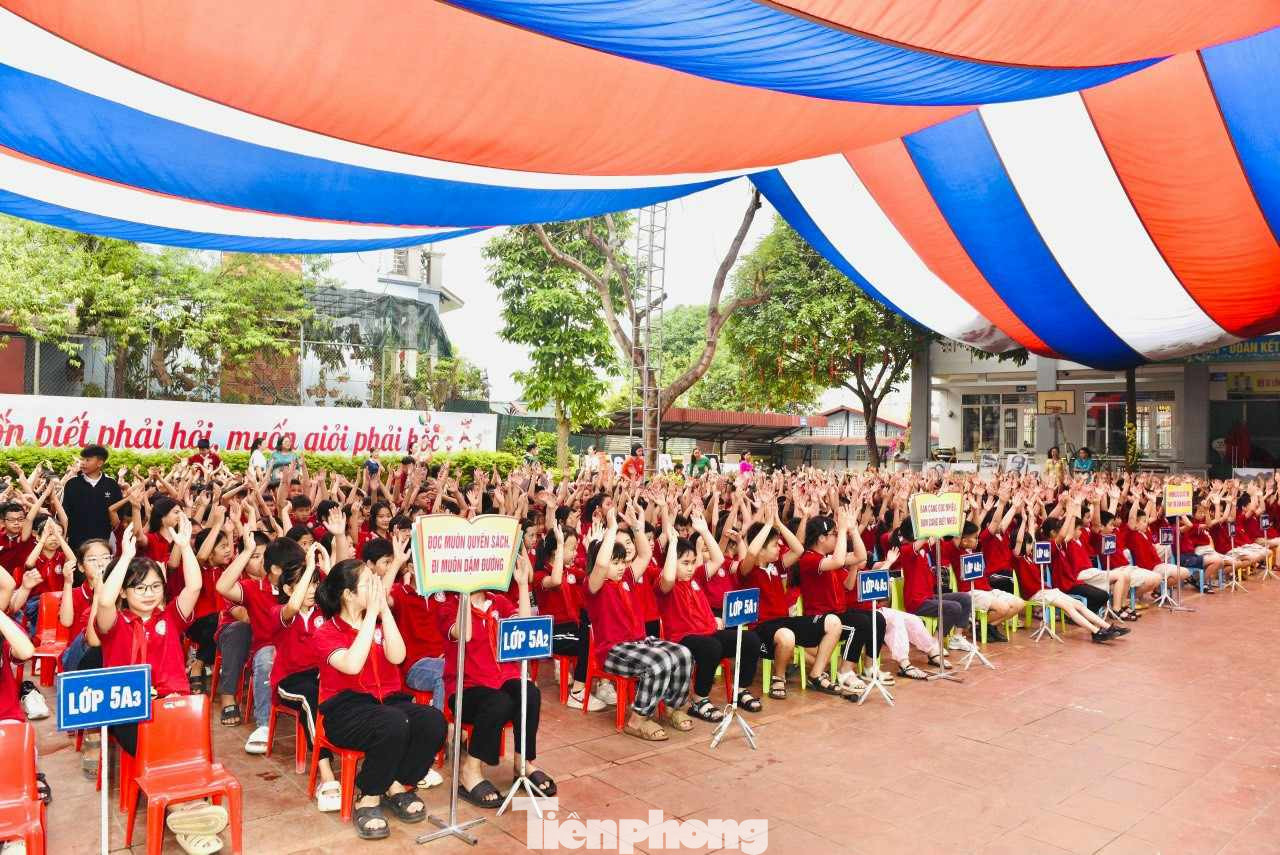 Đông đảo học sinh tham gia hưởng ứng Ngày hội sách.
