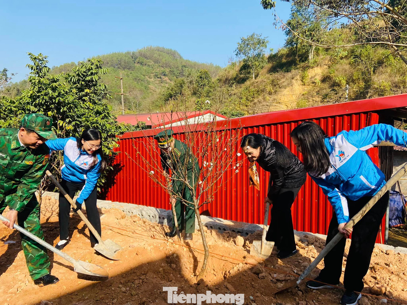 Chị Nguyễn Phạm Duy Trang, Bí thư T.Ư Đoàn (thứ 2, bìa trái) tham gia trồng cây tại đồn Biên phòng Ba Sơn - Ảnh: Duy Chiến Chị Nguyễn Phạm Duy Trang, Bí thư T.Ư Đoàn (thứ 2, bìa trái) tham gia trồng cây tại đồn Biên phòng Ba Sơn - Ảnh: Duy Chiến