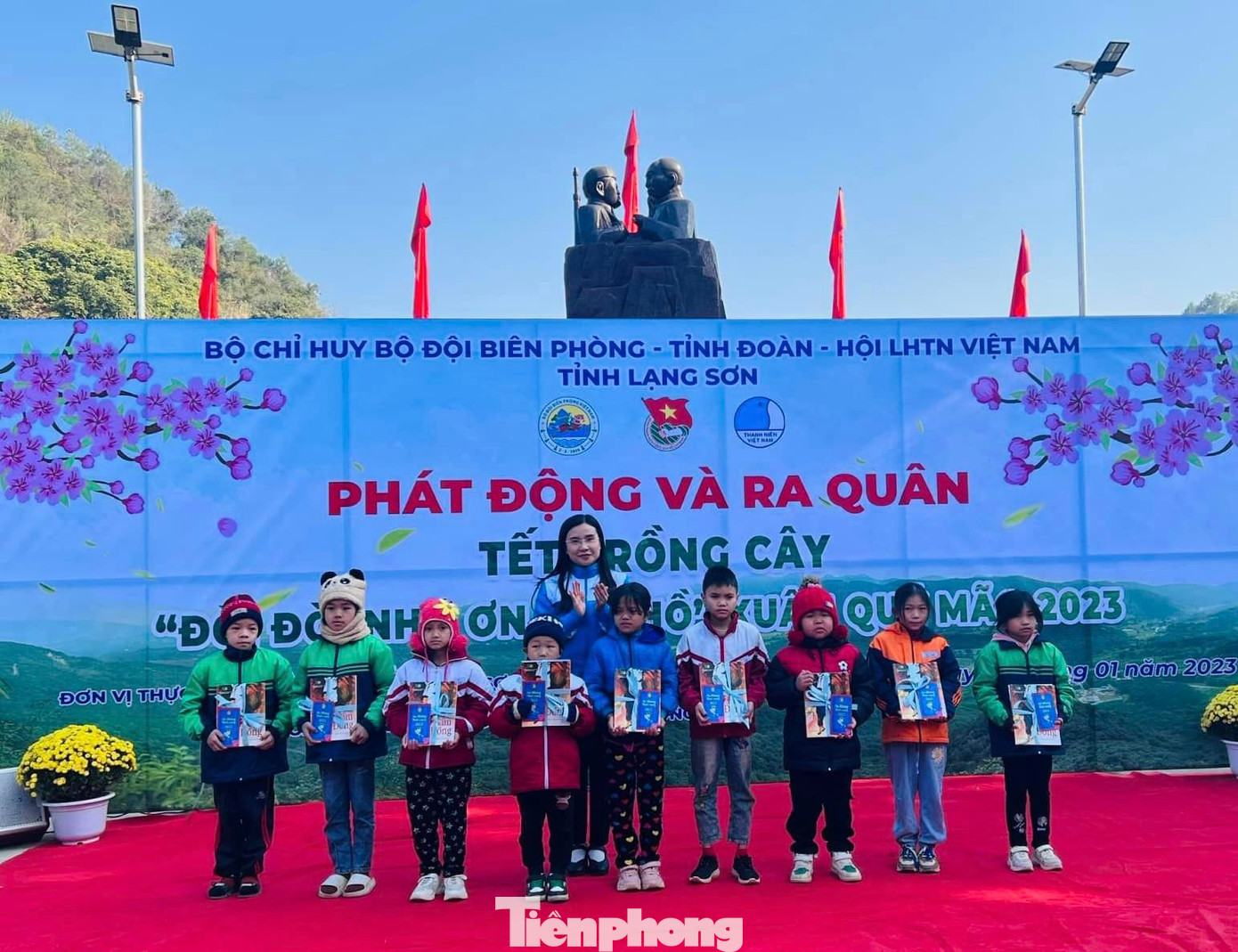 Nhiều em học sinh nghèo, hiếu học được nhận quà, hỗ trợ năm mới - Ảnh: Duy Chiến Nhiều em học sinh nghèo, hiếu học được nhận quà, hỗ trợ năm mới - Ảnh: Duy Chiến