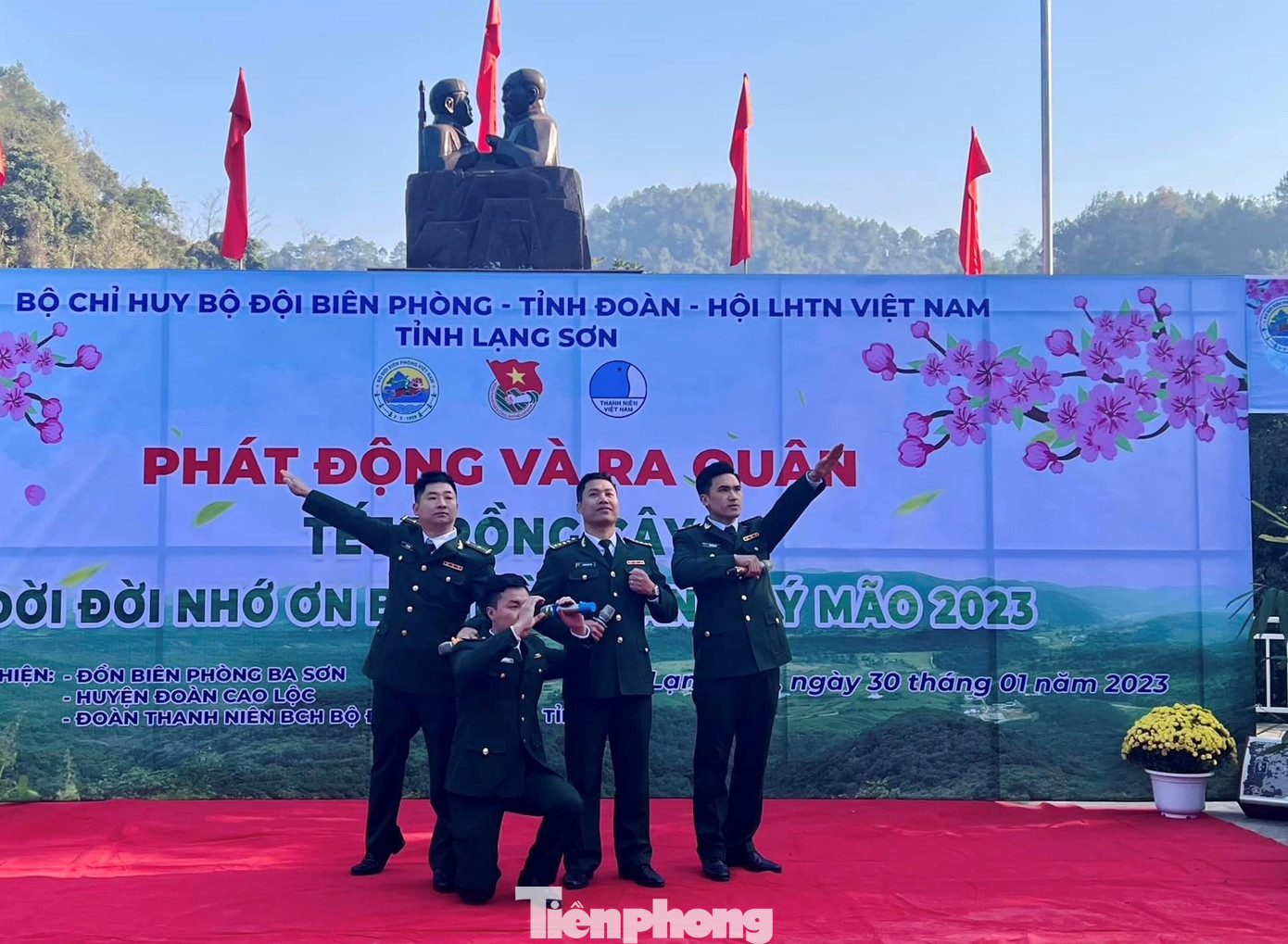 Tuổi trẻ lực lượng Biên phòng Lạng Sơn thể hiện sự quyết tâm bảo vệ từng tấc đất thiêng liêng của Tổ quốc. Tuổi trẻ lực lượng Biên phòng Lạng Sơn thể hiện sự quyết tâm bảo vệ từng tấc đất thiêng liêng của Tổ quốc.