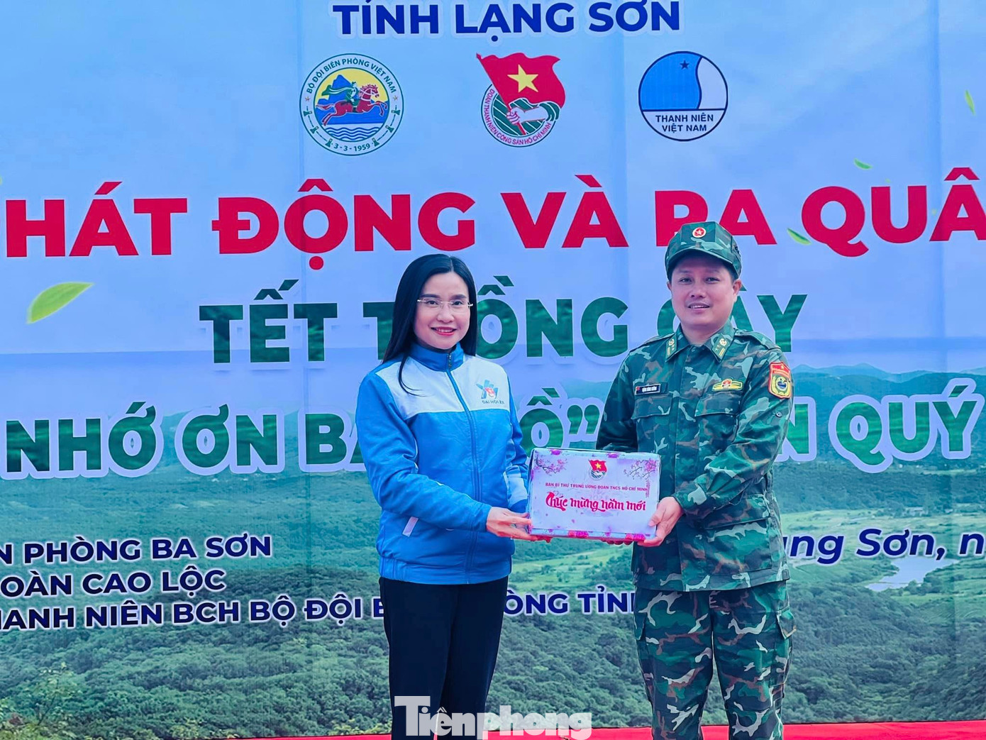 Trung ương Đoàn tặng quà cho đồn Biên phòng, hỗ trợ mô hình Lũy tre biên giới Việt - Ảnh: Duy Chiến Trung ương Đoàn tặng quà cho đồn Biên phòng, hỗ trợ mô hình Lũy tre biên giới Việt - Ảnh: Duy Chiến