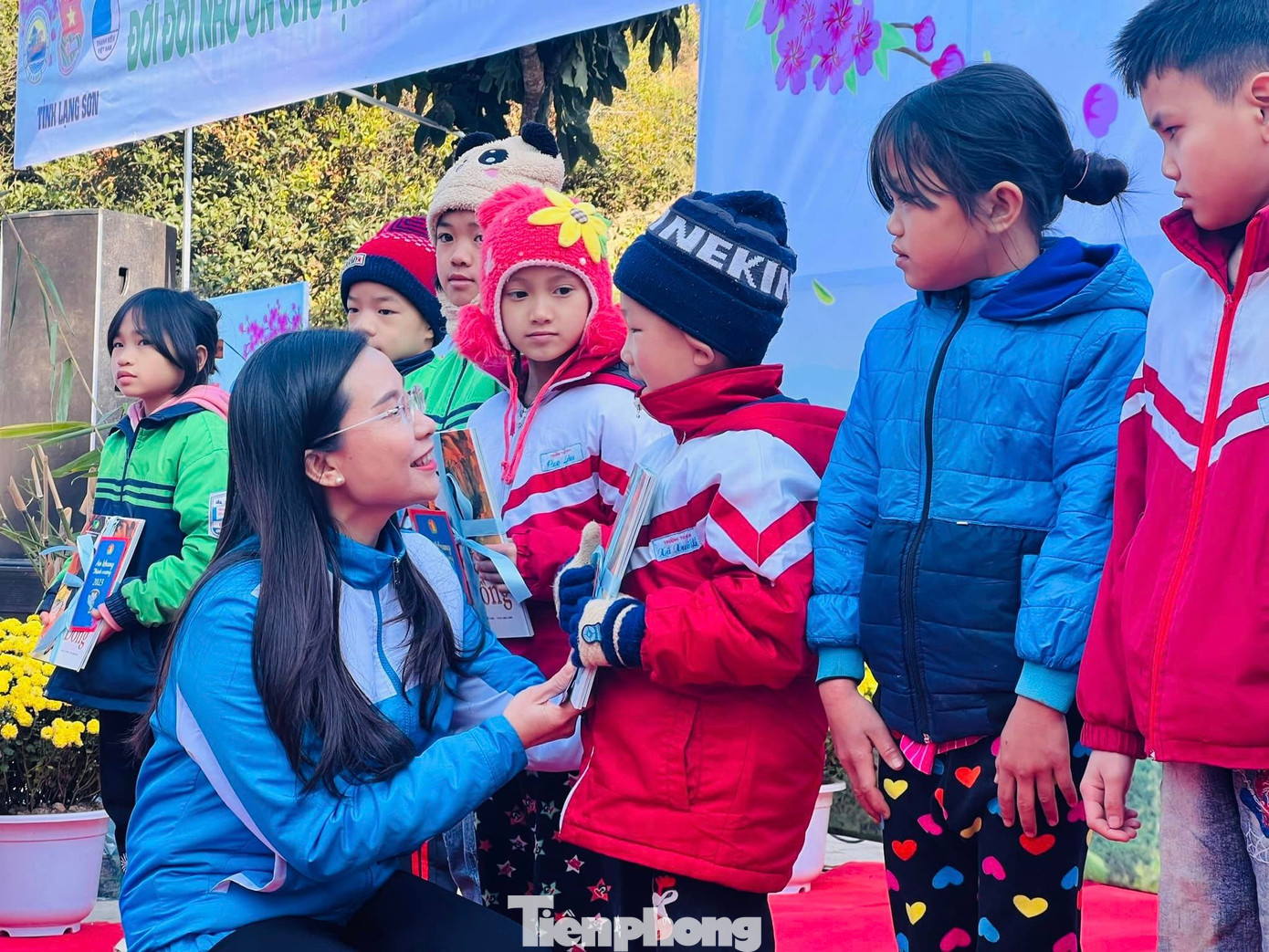 Bí thư T.Ư Đoàn Nguyễn Phạm Duy Trang trao suất quà hỗ trợ Nâng bước em tới trường - Ảnh: Duy Chiến Bí thư T.Ư Đoàn Nguyễn Phạm Duy Trang trao suất quà hỗ trợ Nâng bước em tới trường - Ảnh: Duy Chiến