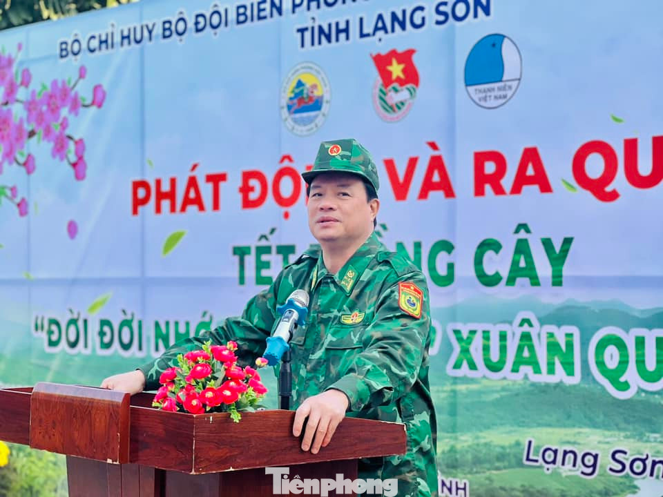 Đại tá Trịnh Hữu Tăng, Chính ủy Bộ CHBP Lạng Sơn xúc động trước sự quan tâm, phối hợp của tuổi trẻ đối với công cuộc bảo vệ biên cương Tổ quốc - Ảnh: Duy Chiến Đại tá Trịnh Hữu Tăng, Chính ủy Bộ CHBP Lạng Sơn xúc động trước sự quan tâm, phối hợp của tuổi trẻ đối với công cuộc bảo vệ biên cương Tổ quốc - Ảnh: Duy Chiến