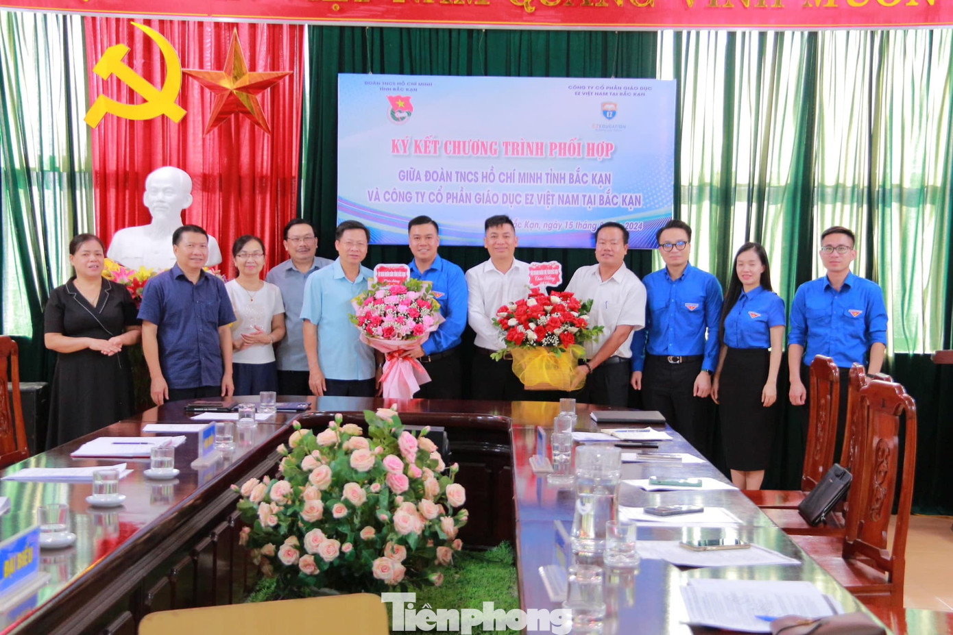 Lãnh đạo tỉnh, sở ngành chức năng địa phương tặng hoa chúc mừng hai đơn vị đã ký kết hợp tác thành công. Lãnh đạo tỉnh, sở ngành chức năng địa phương tặng hoa chúc mừng hai đơn vị đã ký kết hợp tác thành công.
