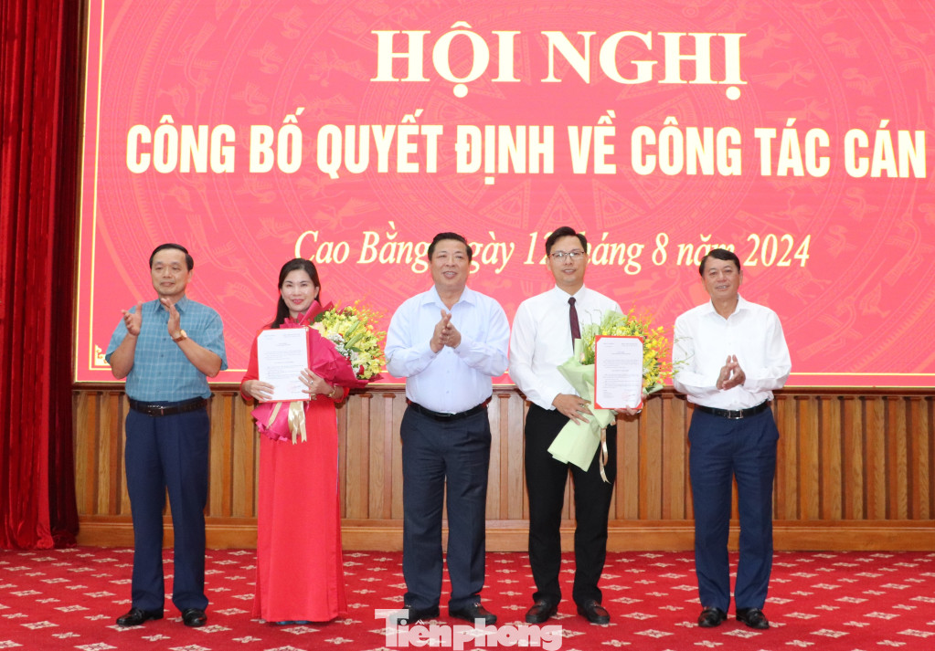 Tân Phó Ban Dân vận và Phó Chánh văn phòng Tỉnh ủy Cao Bằng (giữa) nhận Quyết định và hoa chúc mừng của Lãnh đạo tỉnh Cao Bằng. Tân Phó Ban Dân vận và Phó Chánh văn phòng Tỉnh ủy Cao Bằng (giữa) nhận Quyết định và hoa chúc mừng của Lãnh đạo tỉnh Cao Bằng.