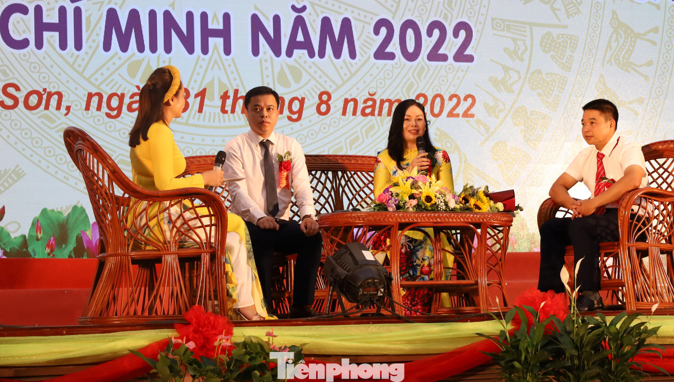 Giao lưu với 3 đại diện tập thể tiên tiến: Trường THPT chuyên Chu Văn An, Lạng Sơn, Bưu điện tỉnh và xã Gia Cát, huyện Cao Lộc, Lạng Sơn -Ảnh: Duy Chiến