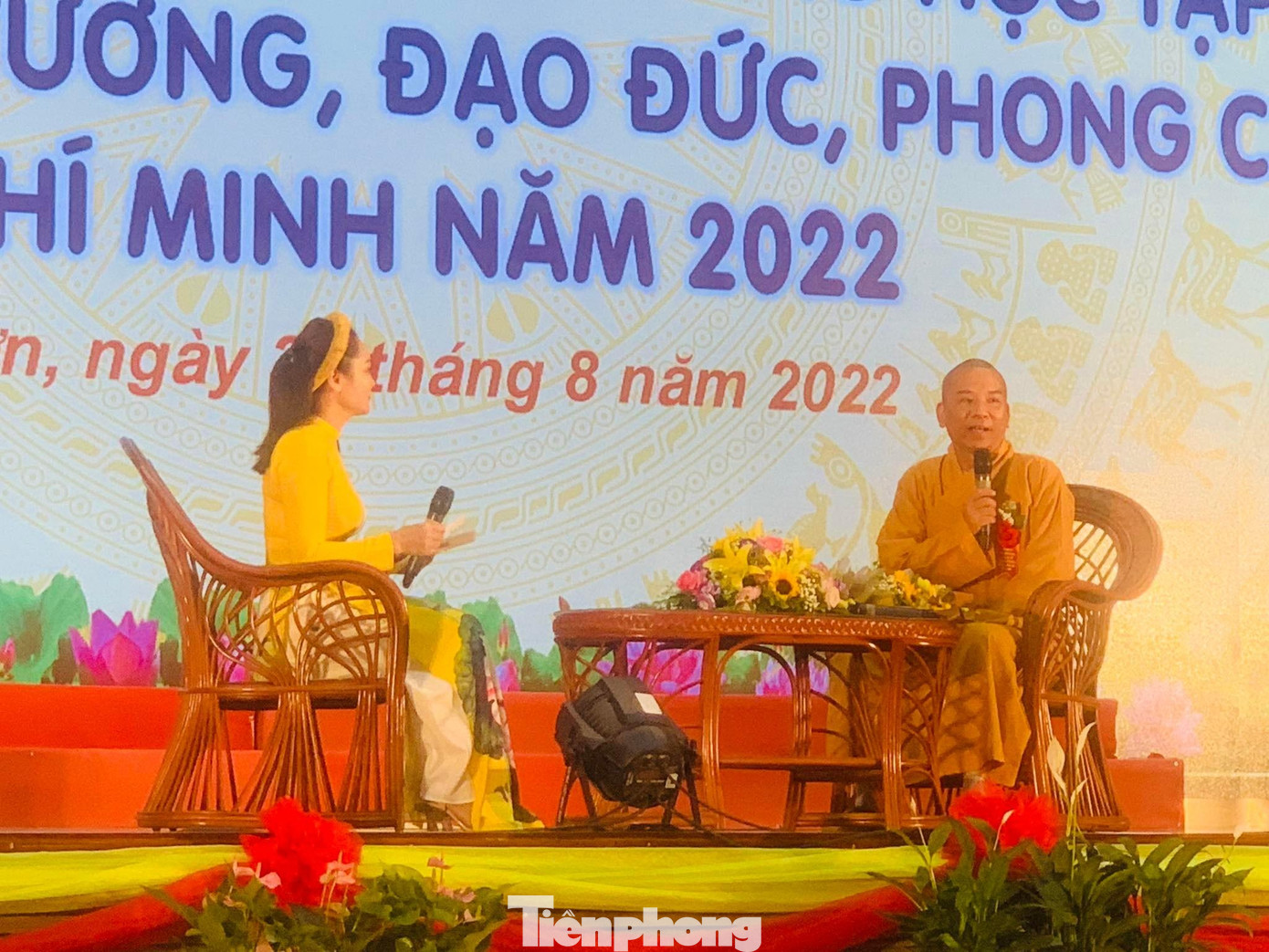 Thượng tọa Thích Quảng Truyền (bìa phải), Trưởng Ban trị sự Giáo hội phật giáo Việt Nam tỉnh Lạng Sơn đã thực hiện nhiều công trình, phần việc giúp người dân địa phương có cuộc sống tốt đẹp hơn -Ảnh: Duy Chiến