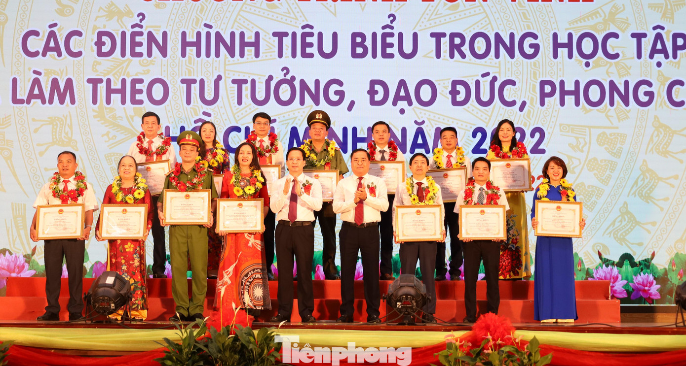 Tôn vinh, khen thưởng các tập thể, cá nhân điển hình tiên tiến. -Ảnh: Duy Chiến