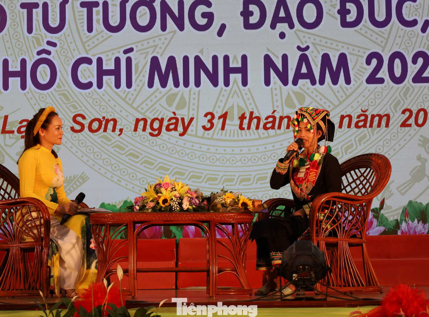 Chị Đặng Thị Tàn, dân tộc Dao (bìa phải), thành viên HTX Sản xuất và Dịch vụ nông nghiệp Quế Thạch ở xã Tân Hòa, huyện Bình Gia, Lạng Sơn giao lưu về khởi nghiệp thành công trên chính mảnh đất quê hương mình -Ảnh: Duy Chiến