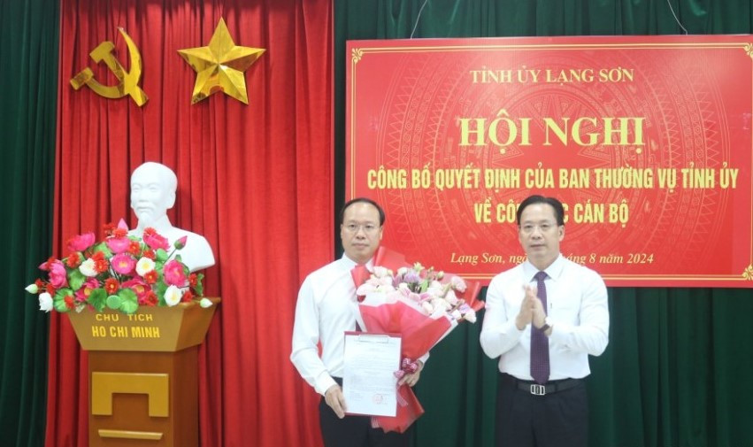 Ông Lèo Văn Hiệp (bìa trái) nhận Quyết định, hoa chúc mừng của lãnh đạo Tỉnh ủy Lạng Sơn. Ông Lèo Văn Hiệp (bìa trái) nhận Quyết định, hoa chúc mừng của lãnh đạo Tỉnh ủy Lạng Sơn.