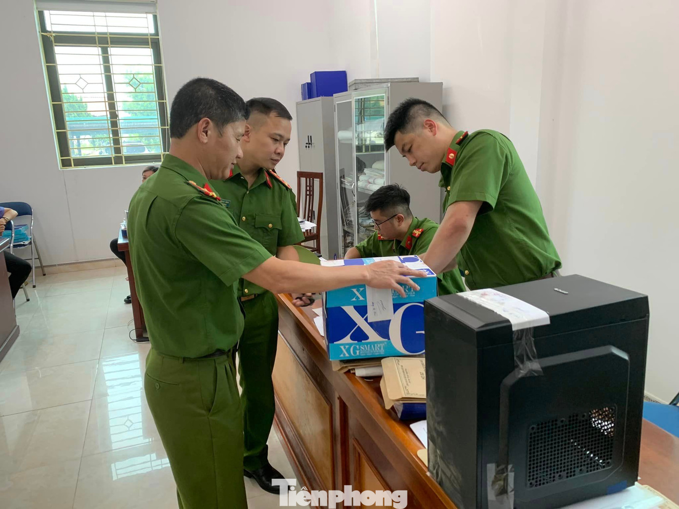 Lực lượng công an tiến hành khám xét phòng làm việc của Lương Thị Tuyết, thu được nhiều tài liệu có liên quan. Ảnh: H.M