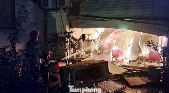 Lực lượng chức năng nỗ lực dập lửa trong đêm. Lực lượng chức năng nỗ lực dập lửa trong đêm.