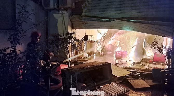 Lực lượng chức năng nỗ lực dập lửa trong đêm. Lực lượng chức năng nỗ lực dập lửa trong đêm.