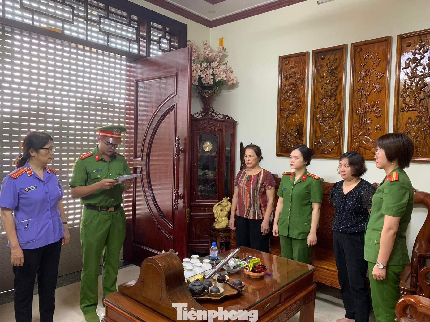 Bị can Lương Thị Tuyết (áo đen, thứ 2 từ phải sang) nghe lệnh bắt tạm giam, khởi tố bị can. Ảnh: H.M