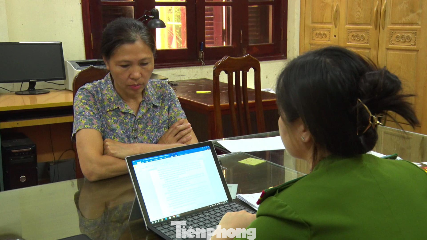 Đối tượng Lê Thị Bích tại cơ quan công an. Ảnh: H.M