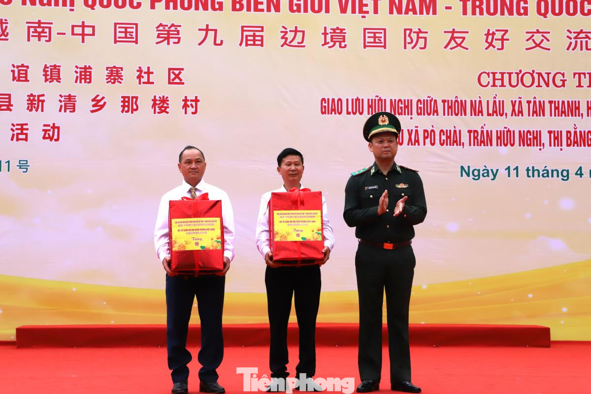 Trung tướng Nguyễn Anh Tuấn - Chính ủy BĐBP, tặng quà nhân dân hai bên biên giới Việt - Trung. Ảnh: V.L Trung tướng Nguyễn Anh Tuấn - Chính ủy BĐBP, tặng quà nhân dân hai bên biên giới Việt - Trung. Ảnh: V.L