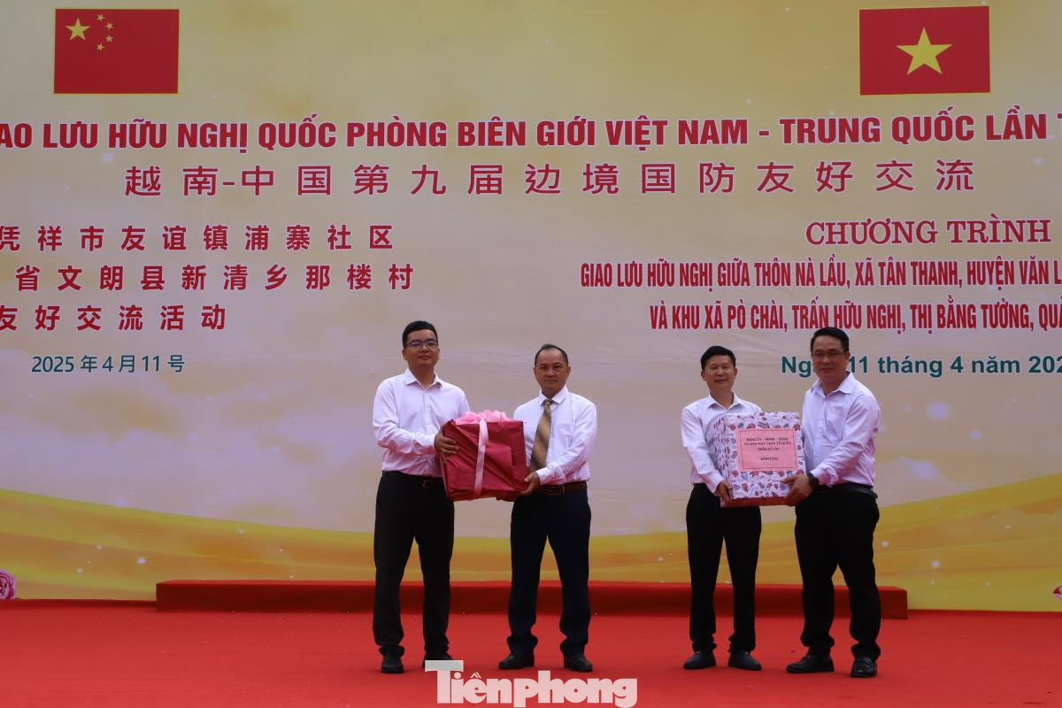 Tặng quà nhân dân giáp biên giới. Tặng quà nhân dân giáp biên giới.