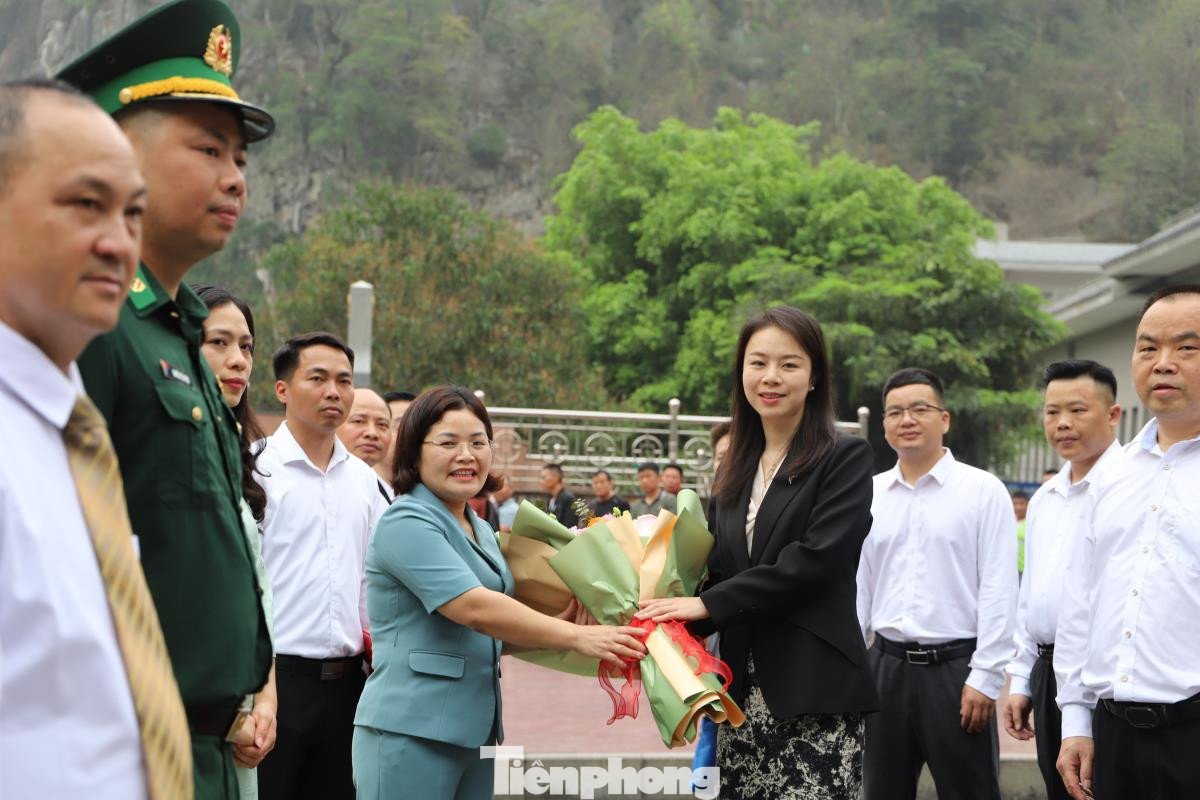 Đồng chí Bế Thị Vân - Phó Chủ tịch UBND huyện Văn Lãng (bên trái) đón, tặng hoa đồng chí Hoàng Sảng - Ủy viên Thường vụ Thành ủy Bằng Tường, Phó Thị trưởng Thị Bằng Tường, cùng đoàn đại biểu khu xã Pò Chài dự chương trình giao lưu. Đồng chí Bế Thị Vân - Phó Chủ tịch UBND huyện Văn Lãng (bên trái) đón, tặng hoa đồng chí Hoàng Sảng - Ủy viên Thường vụ Thành ủy Bằng Tường, Phó Thị trưởng Thị Bằng Tường, cùng đoàn đại biểu khu xã Pò Chài dự chương trình giao lưu.