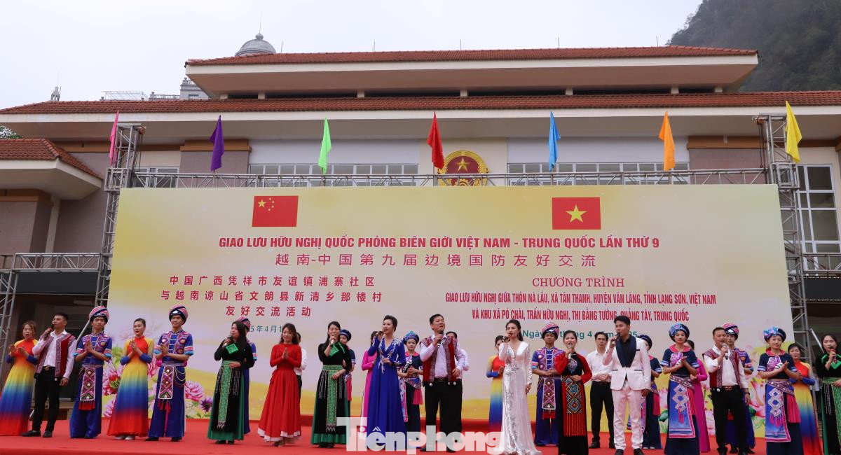 Giao lưu văn nghệ giữa nhân dân giáp biên giới hai nước. Ảnh: V.L Giao lưu văn nghệ giữa nhân dân giáp biên giới hai nước. Ảnh: V.L