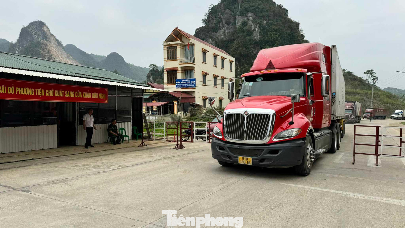 Để tránh ùn tắc hàng hóa trên quốc lộ 1A, lực lượng chức năng tổ chức điểm dừng đỗ xe ở khu phi thuế quan thuộc khu vực cửa khẩu Tân Thanh (huyện Văn Lãng). Ảnh: Duy Chiến.