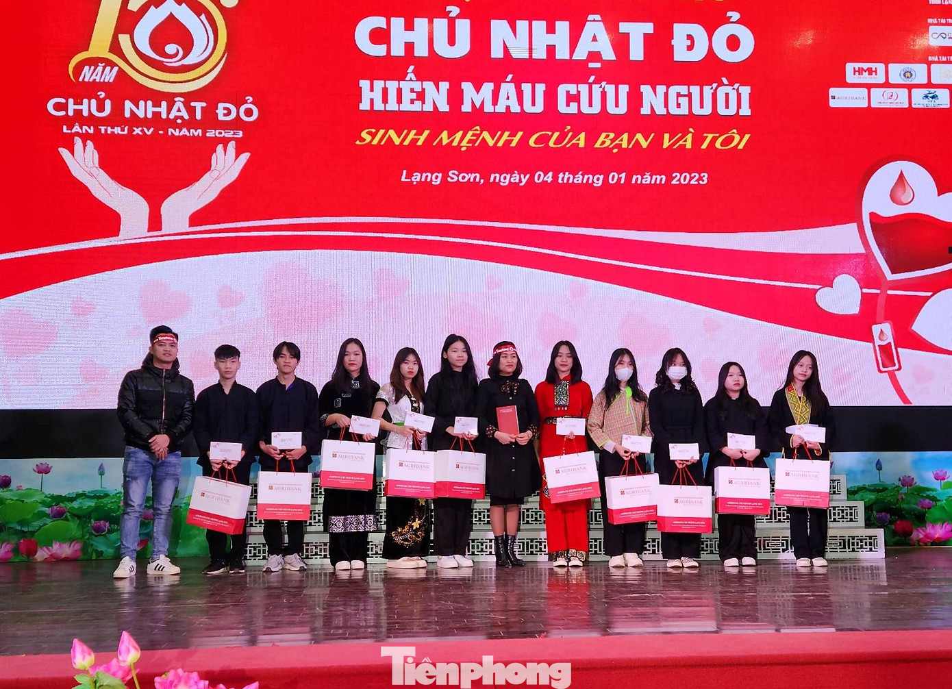 10 em học sinh nghèo trên địa bàn nhận quà hỗ trợ của ban tổ chức, nhà tài trợ. 10 em học sinh nghèo trên địa bàn nhận quà hỗ trợ của ban tổ chức, nhà tài trợ.