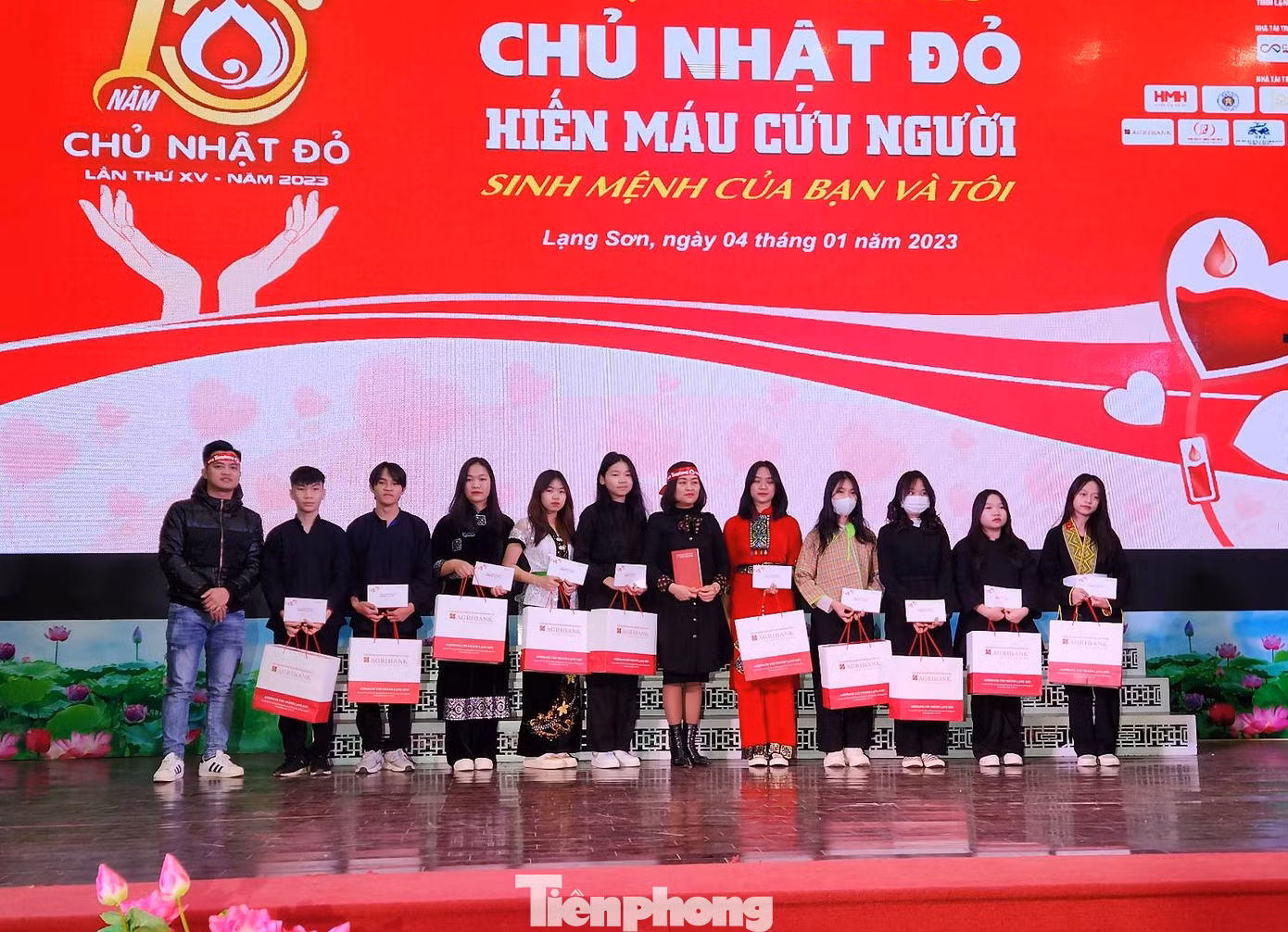 10 em học sinh nghèo trên địa bàn nhận quà hỗ trợ của ban tổ chức, nhà tài trợ.