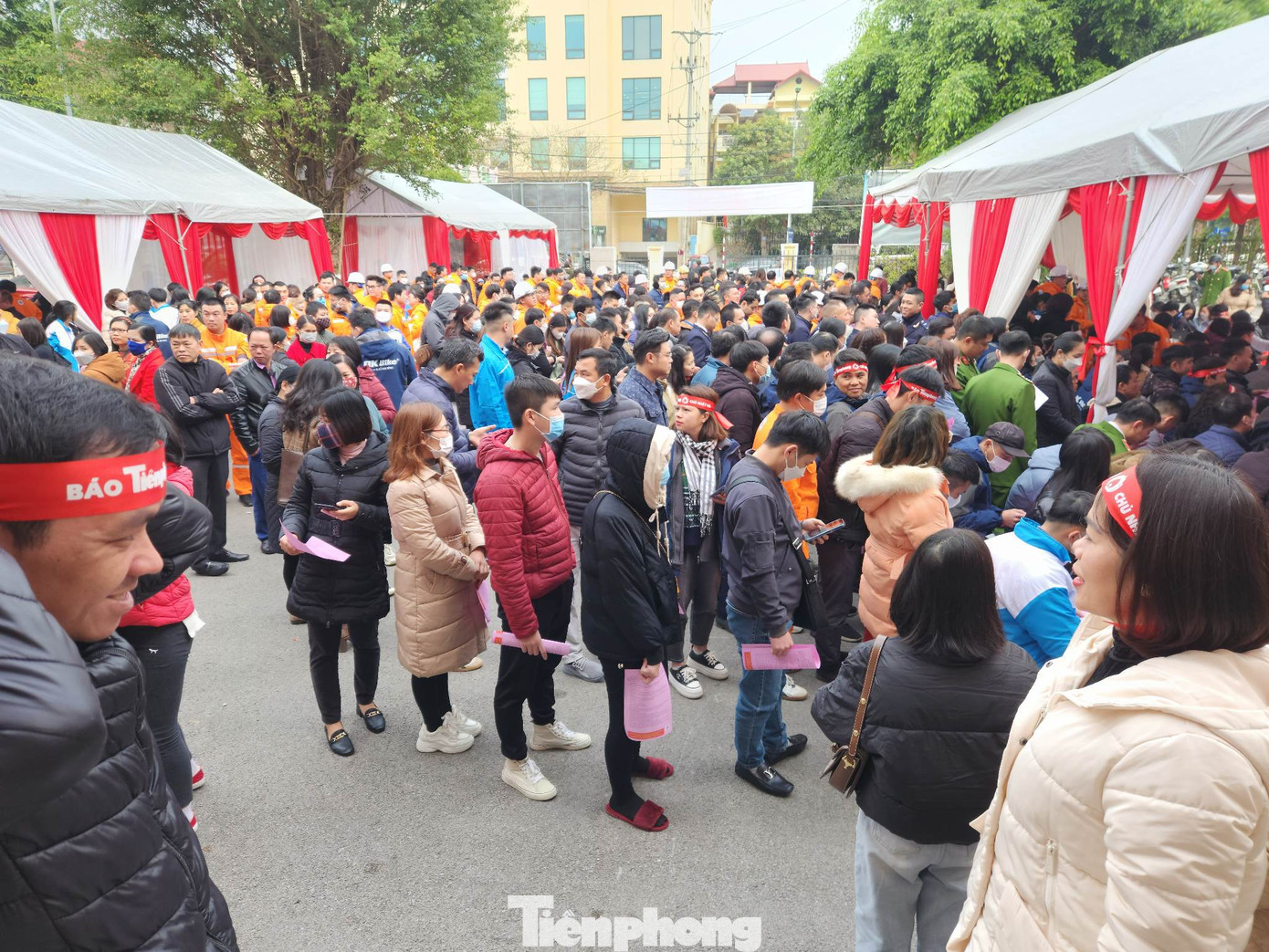 Càng về trưa, lượng người tham gia hiến máu càng đông. Càng về trưa, lượng người tham gia hiến máu càng đông.