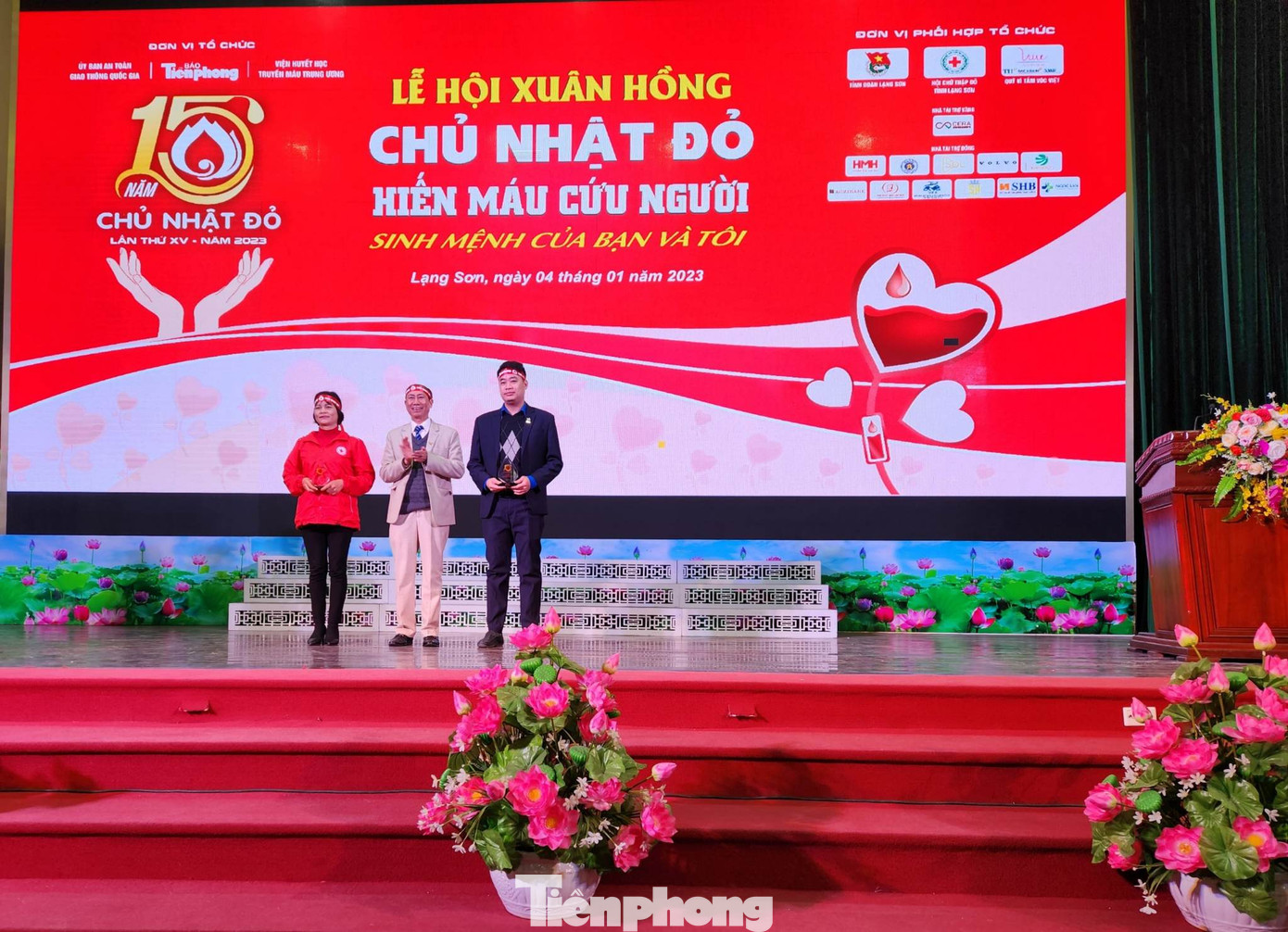 Đại diện báo Tiền Phong (giữa) tặng cúp lưu niệm cho các đơn vị đồng hành cùng chương trình: Tỉnh Đoàn- Hội Chữ thập đỏ tỉnh Lạng Sơn. Đại diện báo Tiền Phong (giữa) tặng cúp lưu niệm cho các đơn vị đồng hành cùng chương trình: Tỉnh Đoàn- Hội Chữ thập đỏ tỉnh Lạng Sơn.