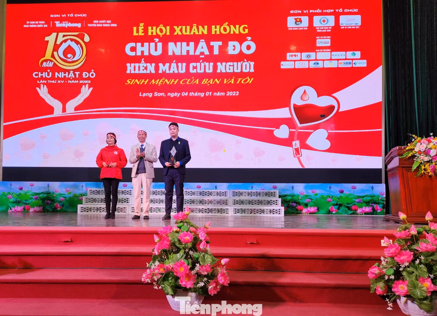 Đại diện báo Tiền Phong (giữa) tặng cúp lưu niệm cho các đơn vị đồng hành cùng chương trình: Tỉnh Đoàn- Hội Chữ thập đỏ tỉnh Lạng Sơn.