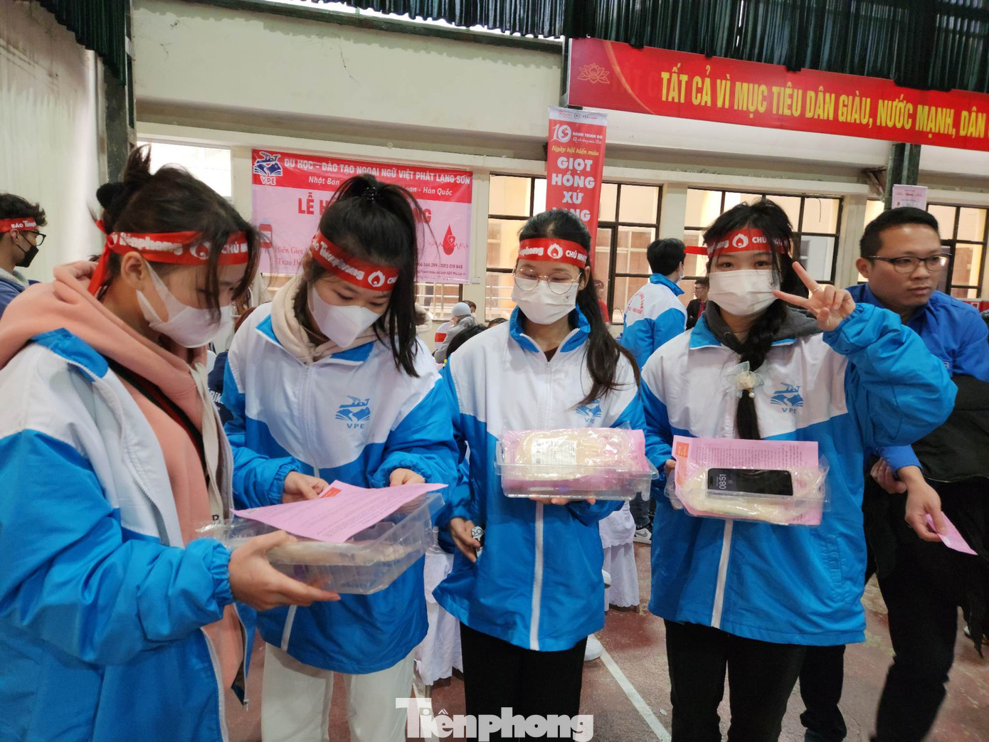 Các bạn trẻ Công ty du học Việt Phát- Lạng Sơn đến sớm, tham gia hiến máu - Ảnh: Duy Chiến Các bạn trẻ Công ty du học Việt Phát- Lạng Sơn đến sớm, tham gia hiến máu - Ảnh: Duy Chiến