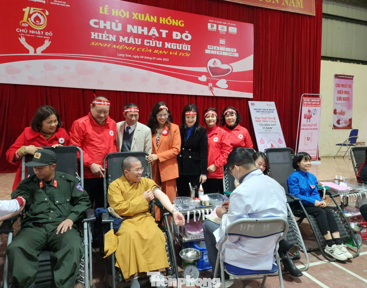 Ban tổ chức thăm, động viên người hiến máu - Ảnh: PV Ban tổ chức thăm, động viên người hiến máu - Ảnh: PV