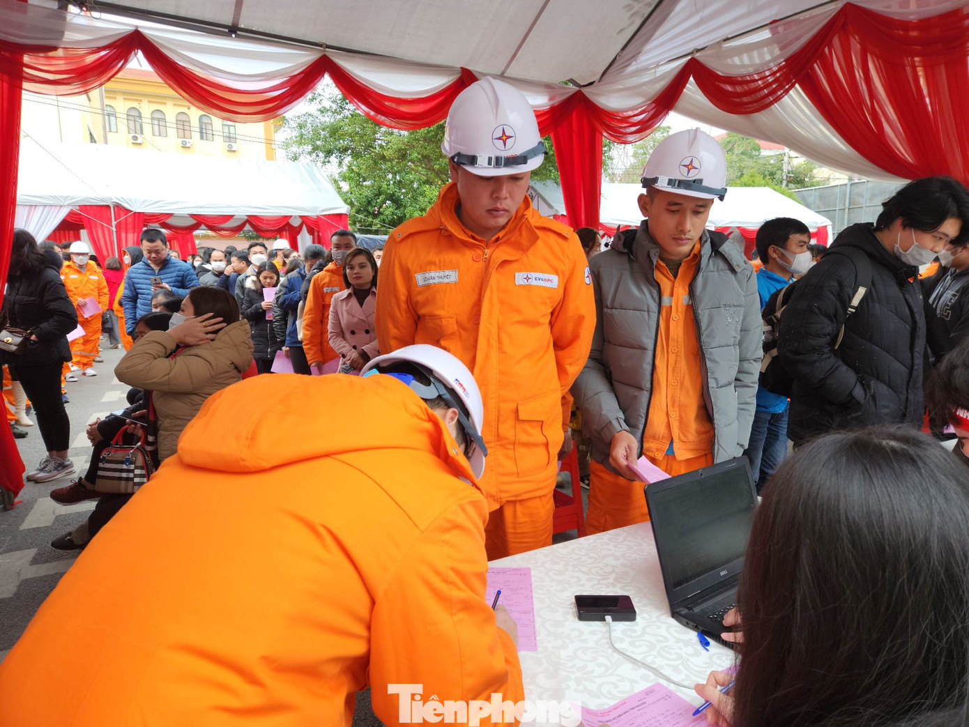 Cán bộ, nhân viên Điện lực Lạng Sơn thay nhau, bố trí thời gian làm việc để tới dự chương trình - Ảnh: Duy Chiến Cán bộ, nhân viên Điện lực Lạng Sơn thay nhau, bố trí thời gian làm việc để tới dự chương trình - Ảnh: Duy Chiến