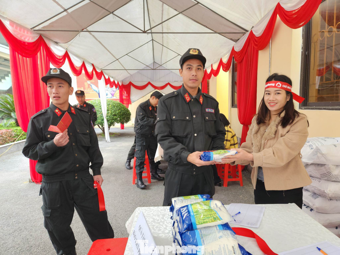 Ngoài phần quà theo quy định, người hiến máu còn được tặng thêm 1 kg đường từ báo Tiền Phong. Ngoài phần quà theo quy định, người hiến máu còn được tặng thêm 1 kg đường từ báo Tiền Phong.