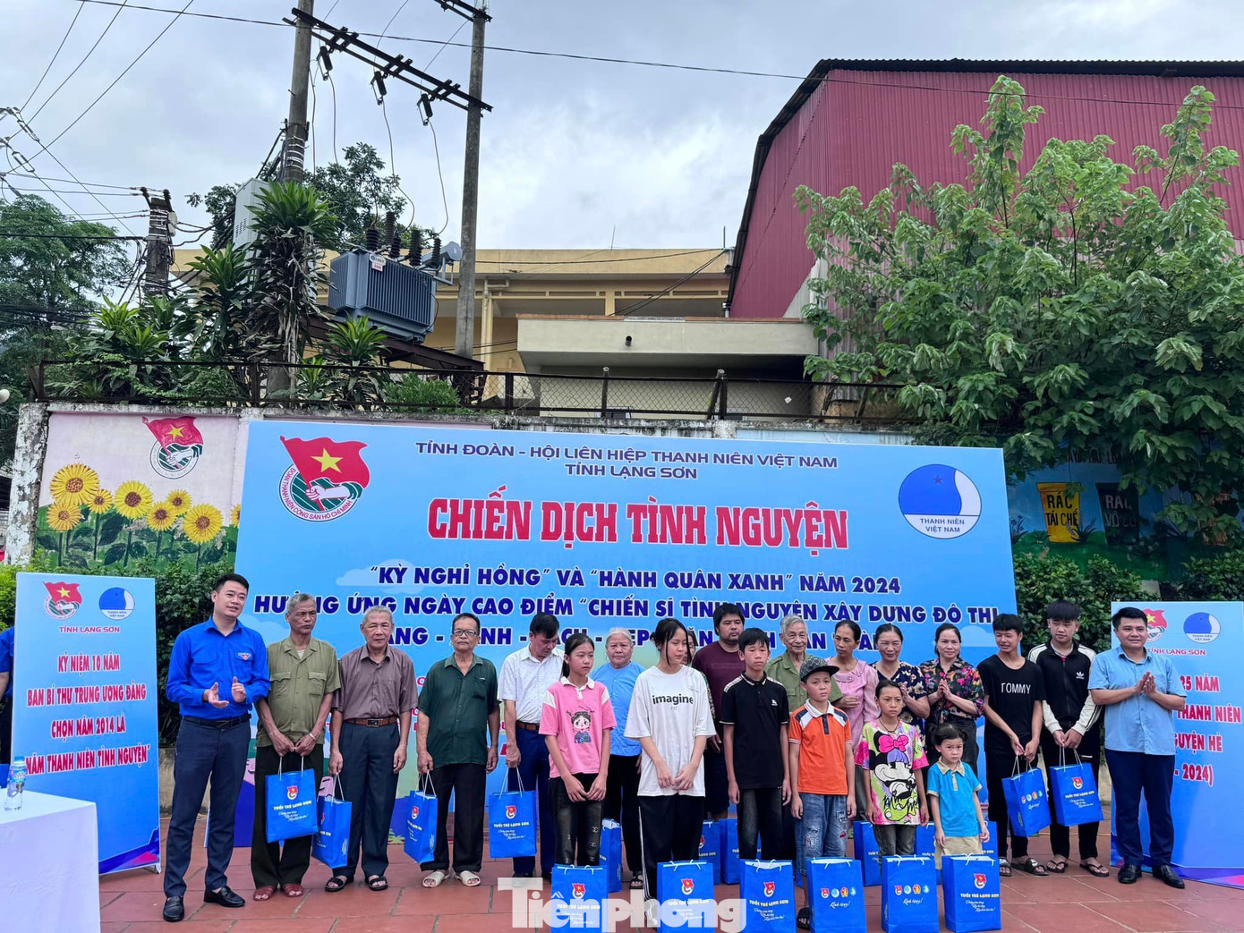 Tặng quà cho gia đình chính sách, trẻ em có hoàn cảnh khó khăn trên địa bàn huyện Chi Lăng. Ảnh: Duy Chiến Tặng quà cho gia đình chính sách, trẻ em có hoàn cảnh khó khăn trên địa bàn huyện Chi Lăng. Ảnh: Duy Chiến