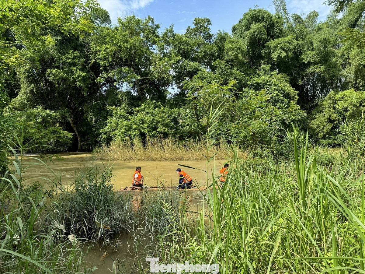 Lực lượng chức năng tập trung phương tiện, lực lượng để tìm kiếm cháu bé mất tích.