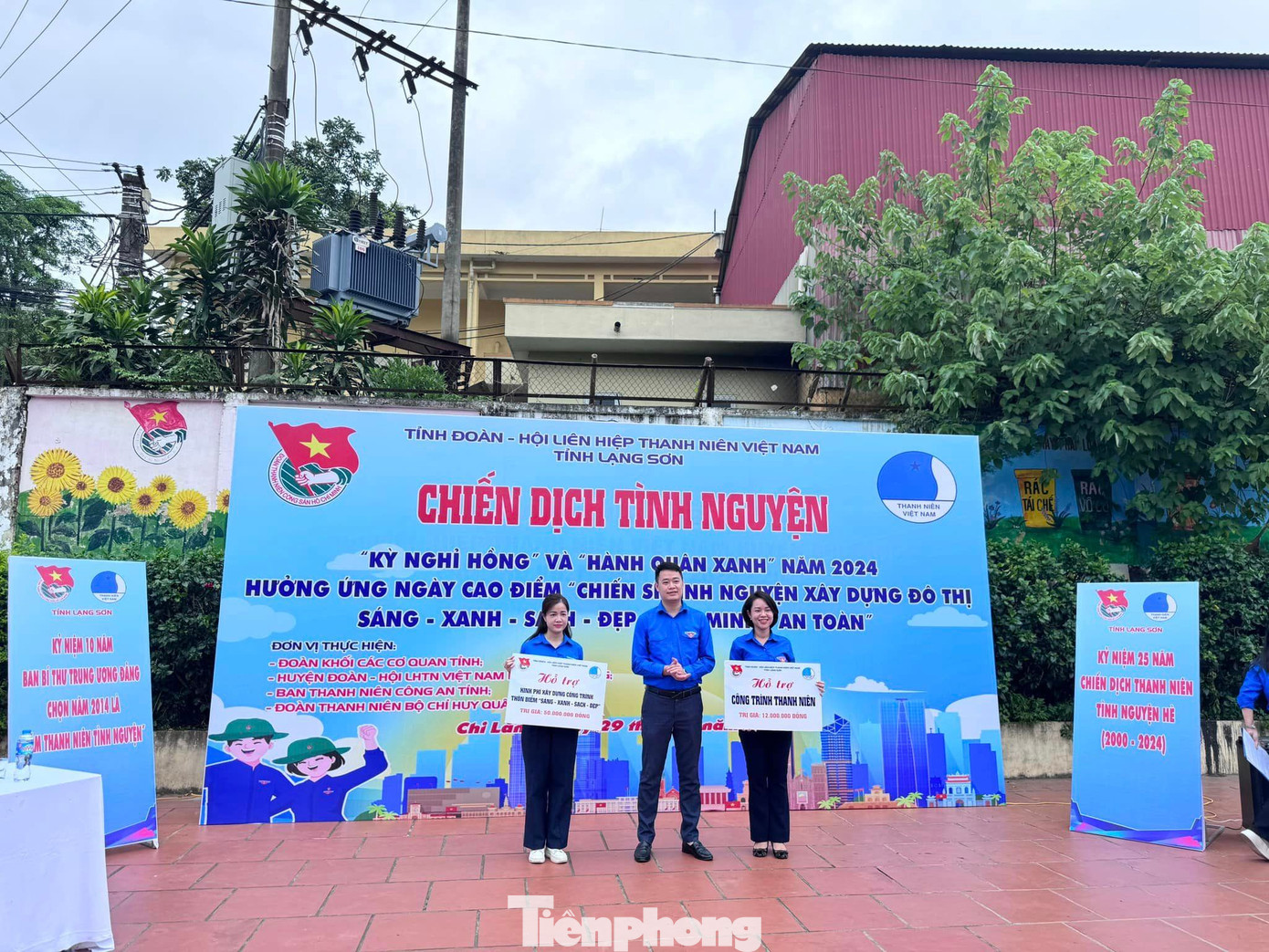 Anh Đoàn Thành Công- Phó Bí thư phụ trách Tỉnh Đoàn Lạng Sơn trao biển tượng trưng cho một số cơ sở Đoàn thực hiện các công trình, phần việc thanh niên. Anh Đoàn Thành Công- Phó Bí thư phụ trách Tỉnh Đoàn Lạng Sơn trao biển tượng trưng cho một số cơ sở Đoàn thực hiện các công trình, phần việc thanh niên.