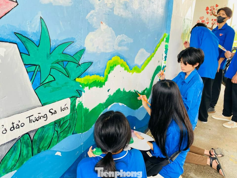 Sơn sửa các bức bích họa ở nơi công cộng. Sơn sửa các bức bích họa ở nơi công cộng.