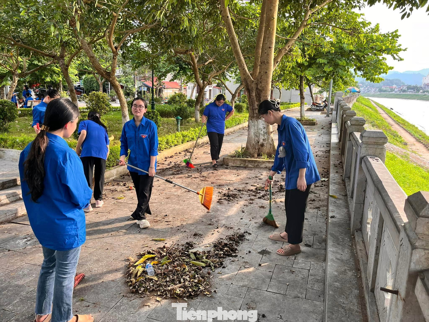 Dọn dẹp, vệ sinh nơi công cộng ven sông Kỳ Cùng, thành phố Lạng Sơn. Dọn dẹp, vệ sinh nơi công cộng ven sông Kỳ Cùng, thành phố Lạng Sơn.