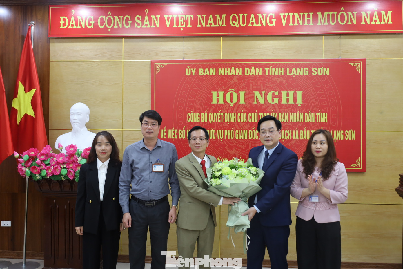 Tập thể lãnh đạo Sở Kế hoạch- Đầu tư tỉnh Lạng Sơn tặng hoa chúc mừng ông Nguyễn Duy Anh (ảnh: Duy Chiến)