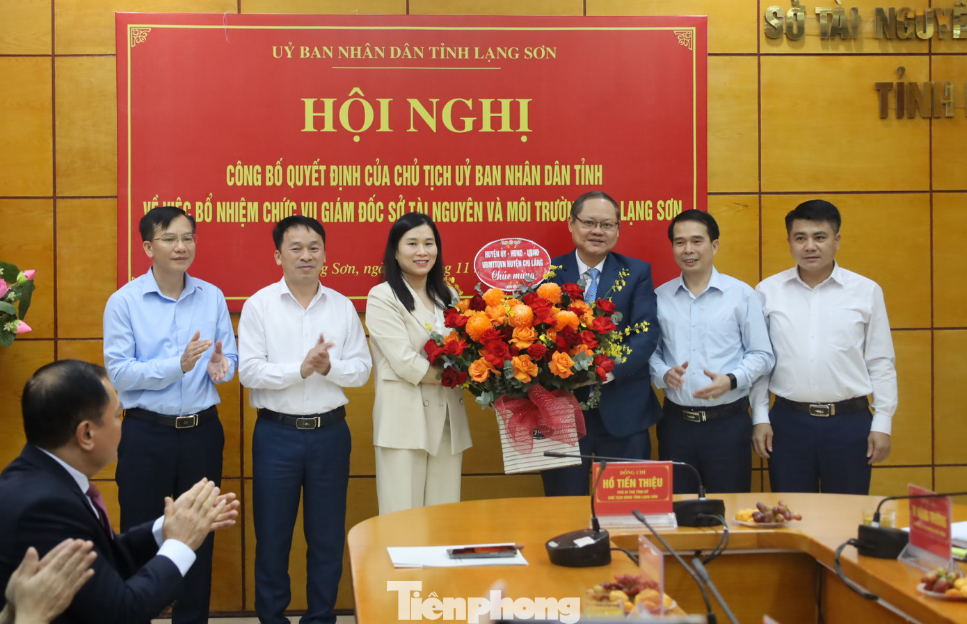 Tập thể lãnh đạo huyện Chi Lăng tặng hoa chúc mừng.