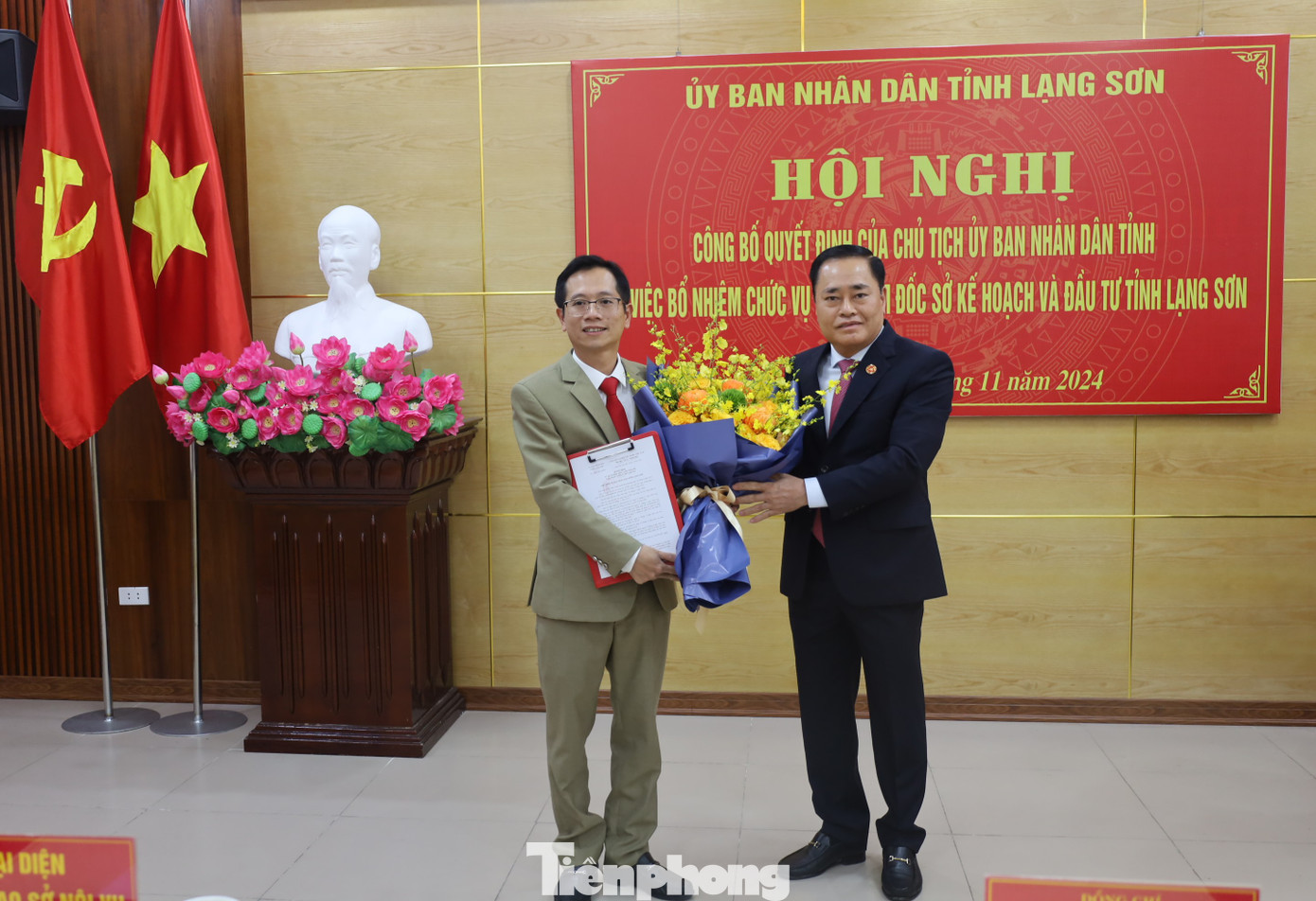 Lãnh đạo UBND tỉnh Lạng Sơn trao Quyết định, tặng hoa chúc mừng ông Nguyễn Duy Anh (ảnh: Duy Chiến)