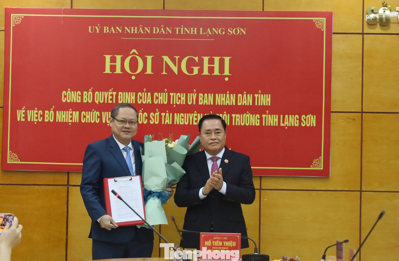 Tân Giám đốc Sở Tài nguyên &amp; Môi trường tỉnh Lạng Sơn Vi Nông Trường (bìa trái) nhận Quyết định, hoa chúc mừng của lãnh đạo tỉnh Lạng Sơn (ảnh: Duy Chiến)