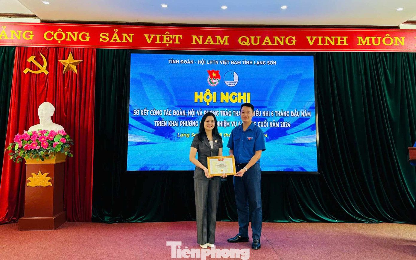 Chị Đinh Thị Anh Thư - nguyên Bí thư Tỉnh Đoàn, Phó Bí thư Thường trực Huyện ủy Hữu Lũng nhận Kỷ niệm chương "Vì sự nghiệp Công đoàn Việt Nam"