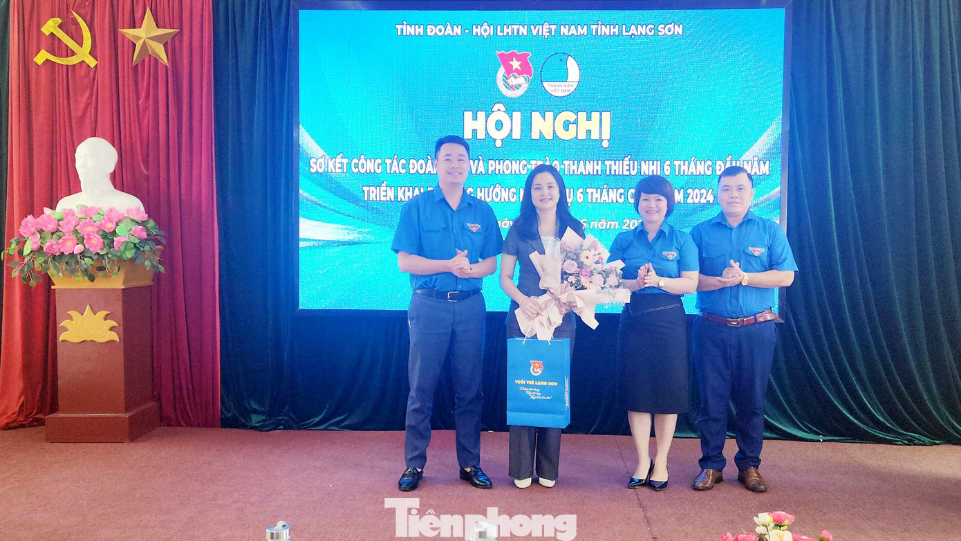 Tặng hoa tri ân chị Đinh Thị Anh Thư - nguyên Bí thư Tỉnh Đoàn, Phó Bí thư Thường trực Huyện ủy Hữu Lũng, Lạng Sơn.