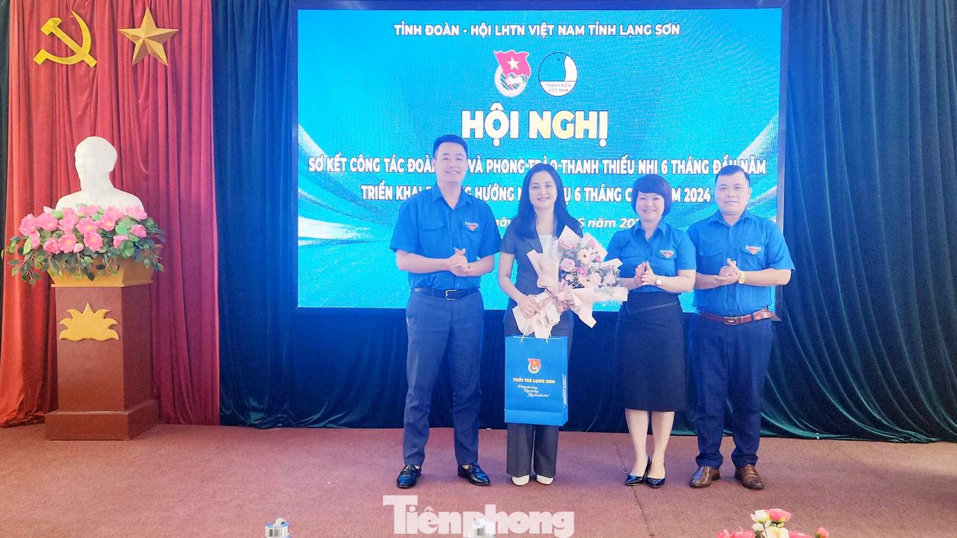 Tặng hoa tri ân chị Đinh Thị Anh Thư - nguyên Bí thư Tỉnh Đoàn, Phó Bí thư Thường trực Huyện ủy Hữu Lũng, Lạng Sơn.